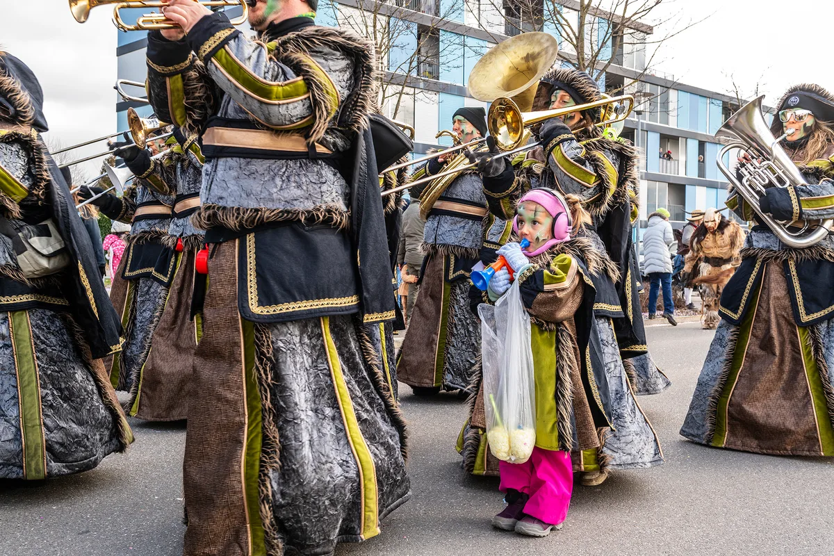 Keine zu klein, eine Guggerin zu sein. Der Fasnachtsumzug in Robenhausen war laut, bunt und sehenswert.